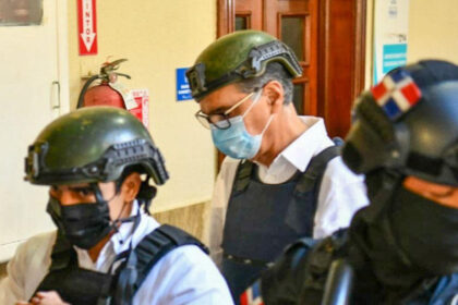 Santiago Hazim llega cojeando a audiencia donde se conocerá prórroga solicitada por el MP