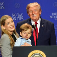 Trump corre para evitar que un niño caiga del escenario y enseguida se burla de Biden