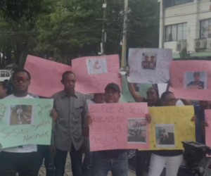 Familiares de Wilmer Rodríguez y su hija exigen justicia frente al Palacio de Justicia