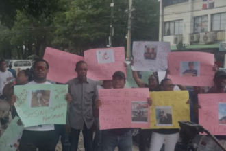 Familiares de Wilmer Rodríguez y su hija exigen justicia frente al Palacio de Justicia