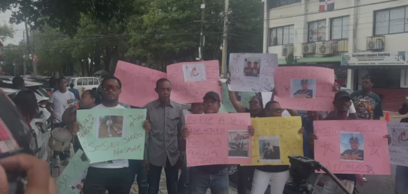 Familiares de Wilmer Rodríguez y su hija exigen justicia frente al Palacio de Justicia
