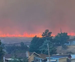 Incendio forestal en Nevada obliga a evacuar a miles de personas