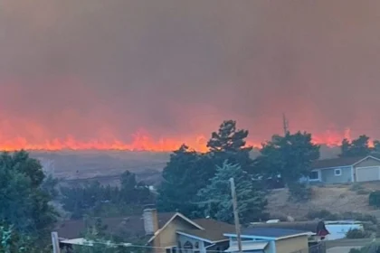 Incendio forestal en Nevada obliga a evacuar a miles de personas