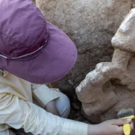 Hallan en Turquía una escultura de hace 11.000 años que representa a una persona sobre un leopardo