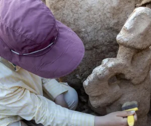 Hallan en Turquía una escultura de hace 11.000 años que representa a una persona sobre un leopardo