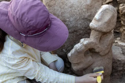 Hallan en Turquía una escultura de hace 11.000 años que representa a una persona sobre un leopardo