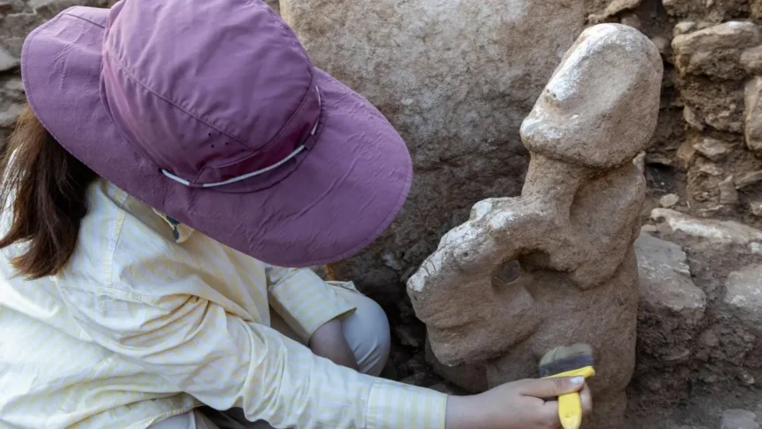 Hallan en Turquía una escultura de hace 11.000 años que representa a una persona sobre un leopardo
