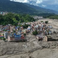 Al menos 27 puentes destruidos y una hidroeléctrica afectada tras la riada masiva en Nepal