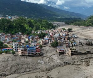Al menos 27 puentes destruidos y una hidroeléctrica afectada tras la riada masiva en Nepal
