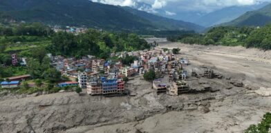 Al menos 27 puentes destruidos y una hidroeléctrica afectada tras la riada masiva en Nepal