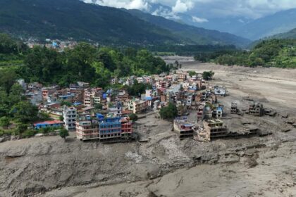 Al menos 27 puentes destruidos y una hidroeléctrica afectada tras la riada masiva en Nepal