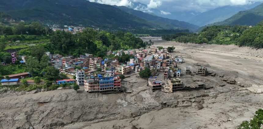 Al menos 27 puentes destruidos y una hidroeléctrica afectada tras la riada masiva en Nepal