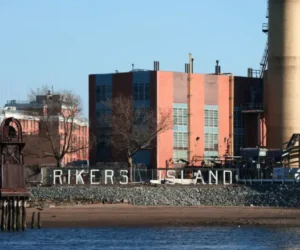Mujer demanda a Rikers Island por esposarla embarazada
