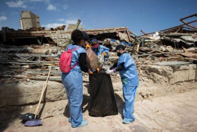 Venezolanos limpian calles de La Guaira tras sismos para ayudar a reducir contaminación