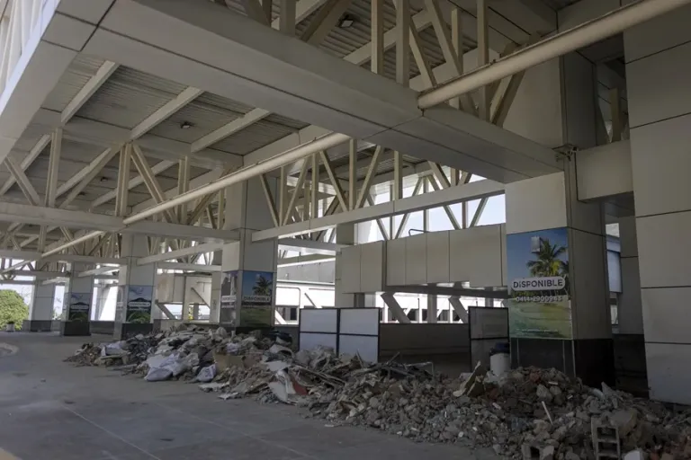 Venezuela instala terminales temporales en su principal aeropuerto afectado por los terremotos