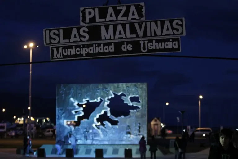 La disputa entre el Gobierno de Milei y una provincia argentina por el amarre de un buque británico