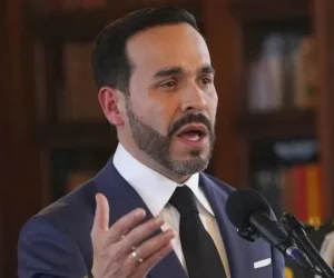 Presidente de Colombia entrega libro con denuncias de presunta corrupción del Gobierno de Petro