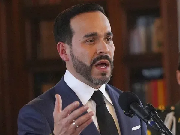 Presidente de Colombia entrega libro con denuncias de presunta corrupción del Gobierno de Petro