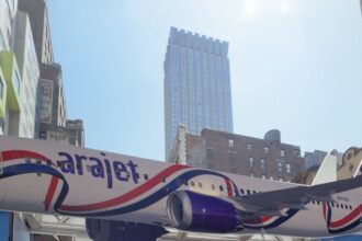  Arajet supera los 100 mil pasajeros entre New York y RD en 2026 y lo celebra en la parada Dominicana en Manhattan