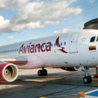 Avianca prohíbe a influencer colombiano usar su servicio tras incidente en vuelo a Madrid