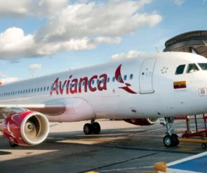 Avianca prohíbe a influencer colombiano usar su servicio tras incidente en vuelo a Madrid