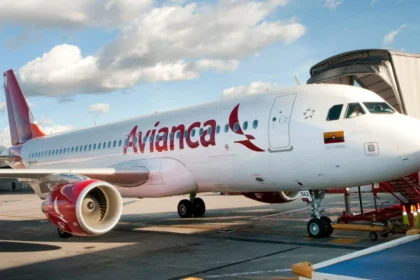 Avianca prohíbe a influencer colombiano usar su servicio tras incidente en vuelo a Madrid