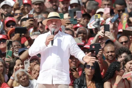 Lula da Silva lidera intención de voto en Brasil con 39 % al inicio de la campaña electoral