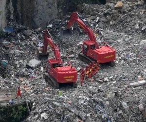 China moviliza cientos de efectivos y maquinaria para tareas de rescate tras la riada