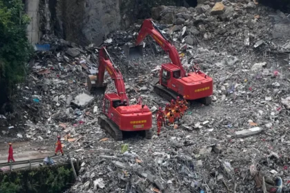 China moviliza cientos de efectivos y maquinaria para tareas de rescate tras la riada