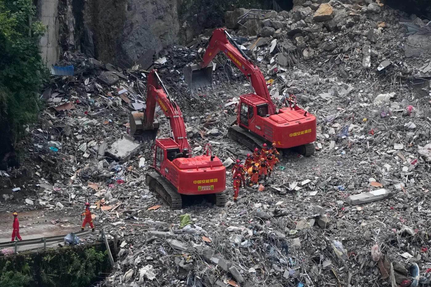 China moviliza cientos de efectivos y maquinaria para tareas de rescate tras la riada