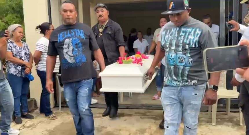 Entre lágrimas despiden a la bebé Adara, víctima de la explosión en fritura de SFM