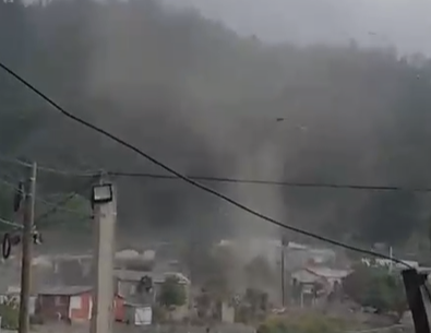 Remolino causa daños en viviendas e invernaderos y desata pánico en Constanza