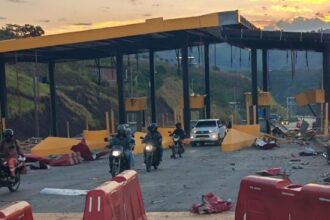 Explosión destruye peaje en construcción en la vía que conecta a Cali con Popayán