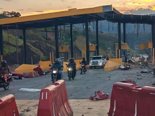 Explosión destruye peaje en construcción en la vía que conecta a Cali con Popayán