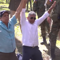 Ciudadanos se arrodillan ante Paliza y le piden una carretera en Dajabón