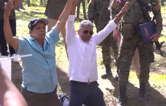 Ciudadanos se arrodillan ante Paliza y le piden una carretera en Dajabón