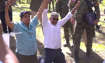 Ciudadanos se arrodillan ante Paliza y le piden una carretera en Dajabón