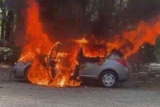 Incendio consume por completo un vehículo próximo al túnel natural en la ruta jarabacoa–la vega