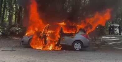 Incendio consume por completo un vehículo próximo al túnel natural en la ruta jarabacoa–la vega