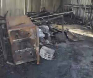 Hombre escapa de incendio que destruyó su vivienda y negocio en Mella 1