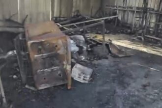 “Yo estaba orando”: hombre escapa de incendio que destruyó su vivienda y negocio en Mella 1