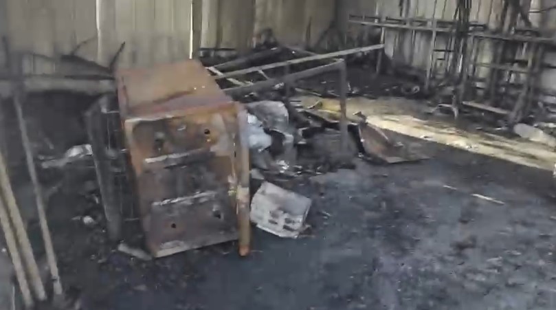 “Yo estaba orando”: hombre escapa de incendio que destruyó su vivienda y negocio en Mella 1