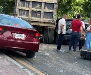 Accidente múltiple provoca fuerte taponamiento en la avenida Jacobo Majluta