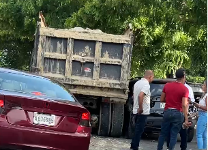 Accidente múltiple provoca fuerte taponamiento en la avenida Jacobo Majluta
