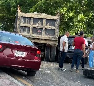 Accidente múltiple provoca fuerte taponamiento en la avenida Jacobo Majluta