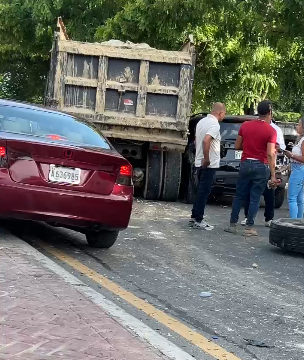 Accidente múltiple provoca fuerte taponamiento en la avenida Jacobo Majluta
