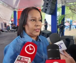 Xiomara Guante insta a jóvenes graduandos de SDN a seguir preparándose