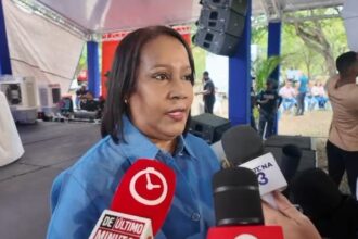 Xiomara Guante insta a jóvenes graduandos de SDN a seguir preparándose