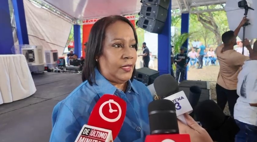 Xiomara Guante insta a jóvenes graduandos de SDN a seguir preparándose