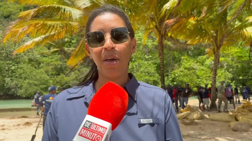 Alcaldesa de Las Galeras, agradece operativo y destaca acciones contra el sargazo